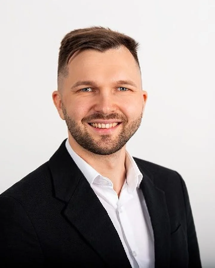 David Khamov, Ansprechpartner von REDI Interior Design in Deutschland